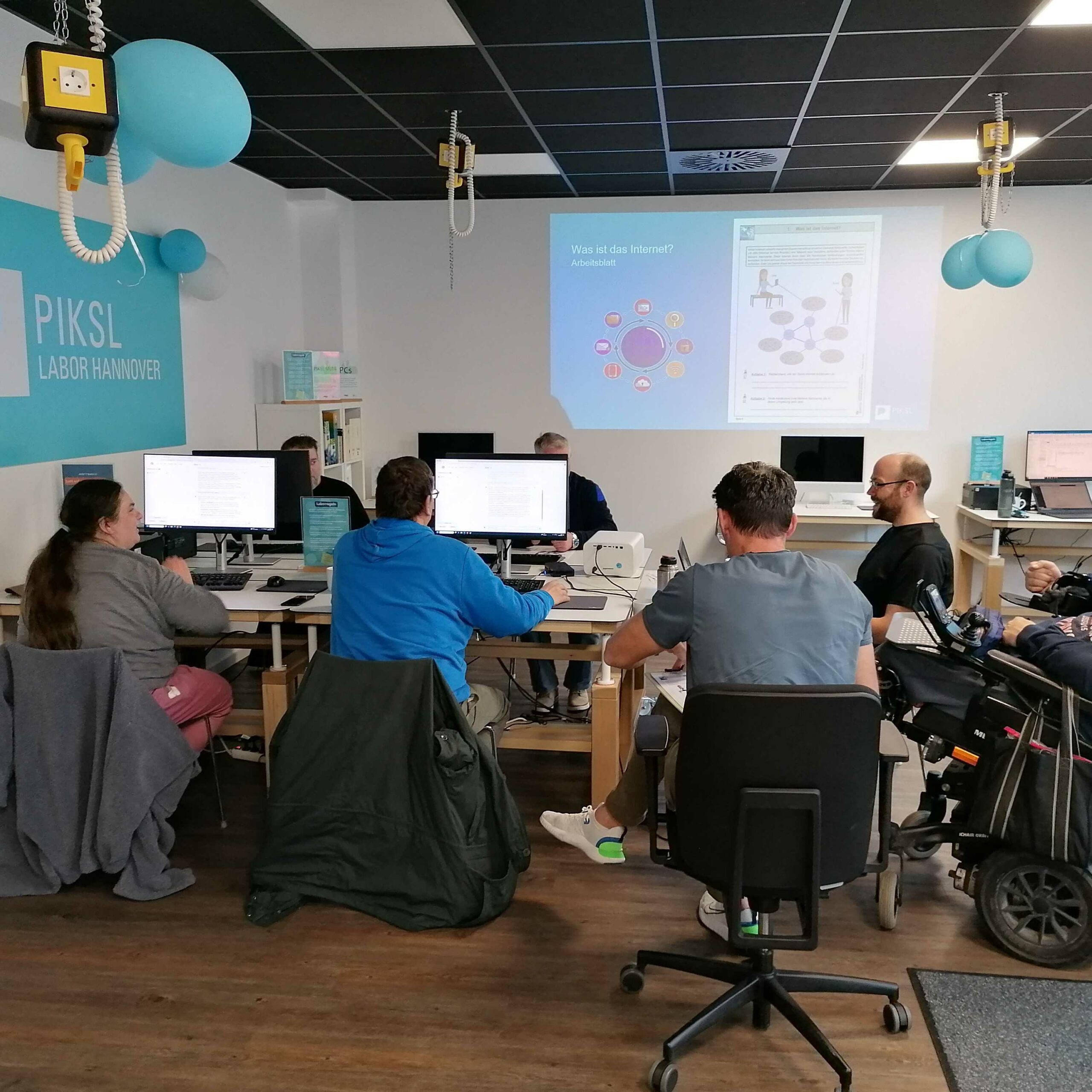 Lerngruppe beim Erlernen von digitalen Kompetenzen