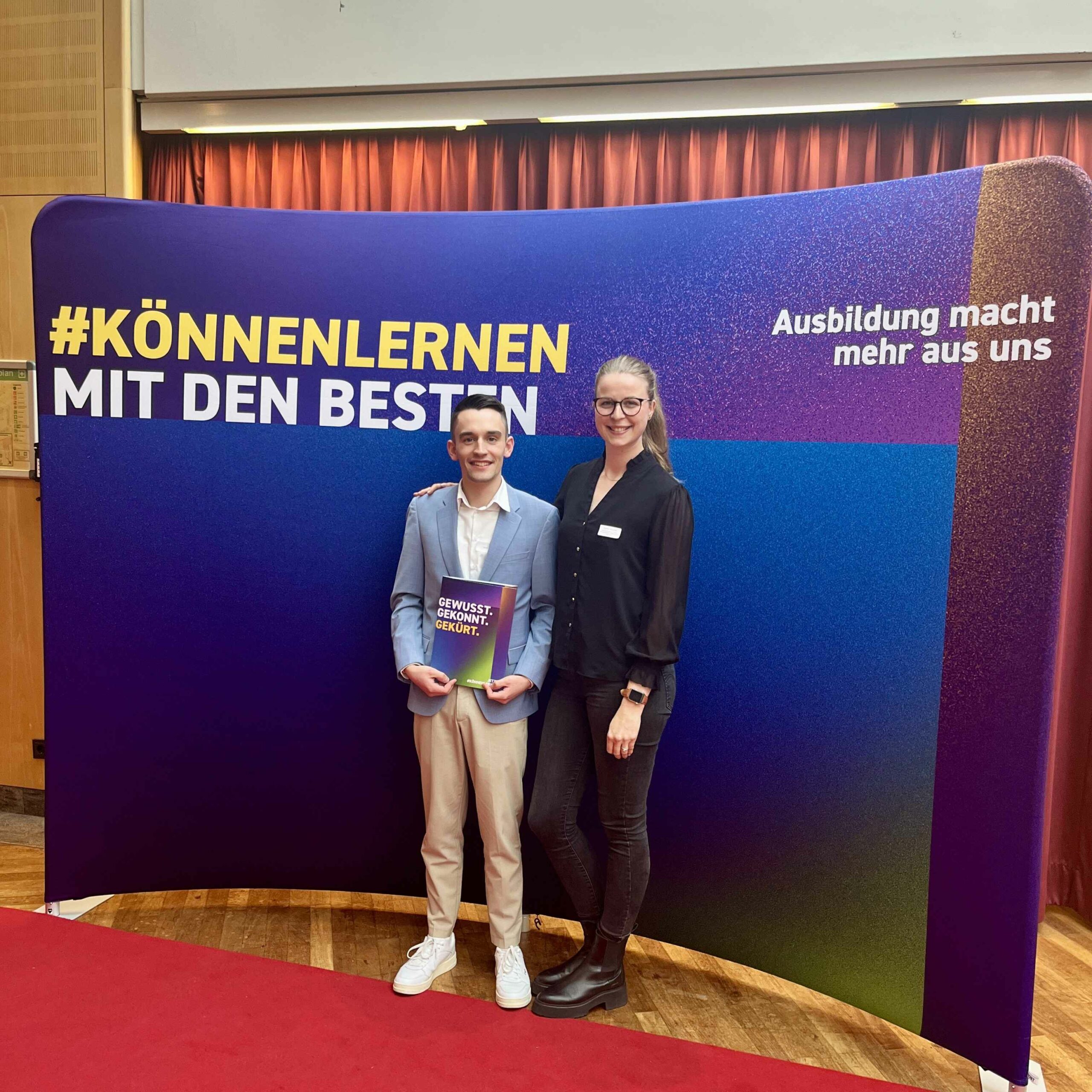 Ein Schüler wird für besondere Leistung geehrt