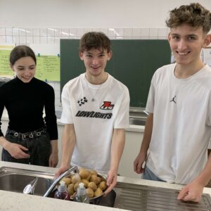 Schüler des Beruflichen Gymnasiums Wirtschaft beim weihnachtlichen Kochen in den Lehrküchen der BBS Burgdorf