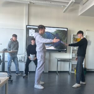Schüler stellen Literaturstück nach