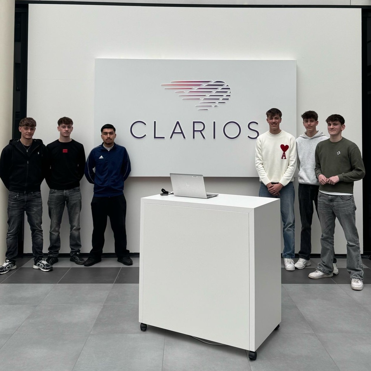 Schülergruppe zu Gast bei Clarios