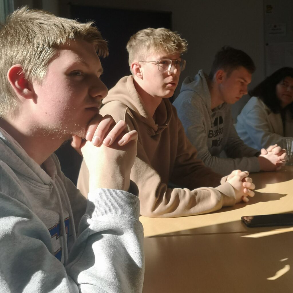 Schüler bei Gesprächsrunde