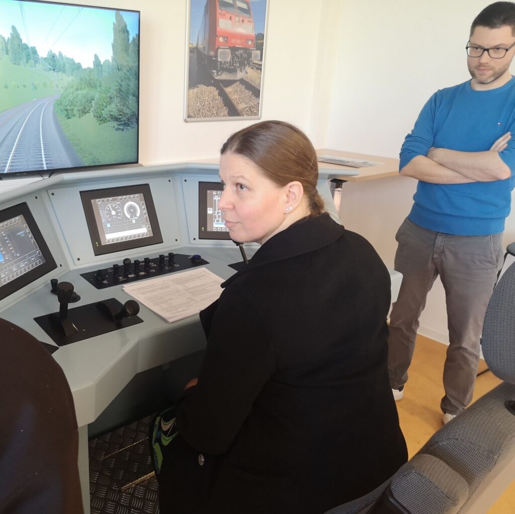 Ministerin Osigus am Eisenbahn-Simulator
