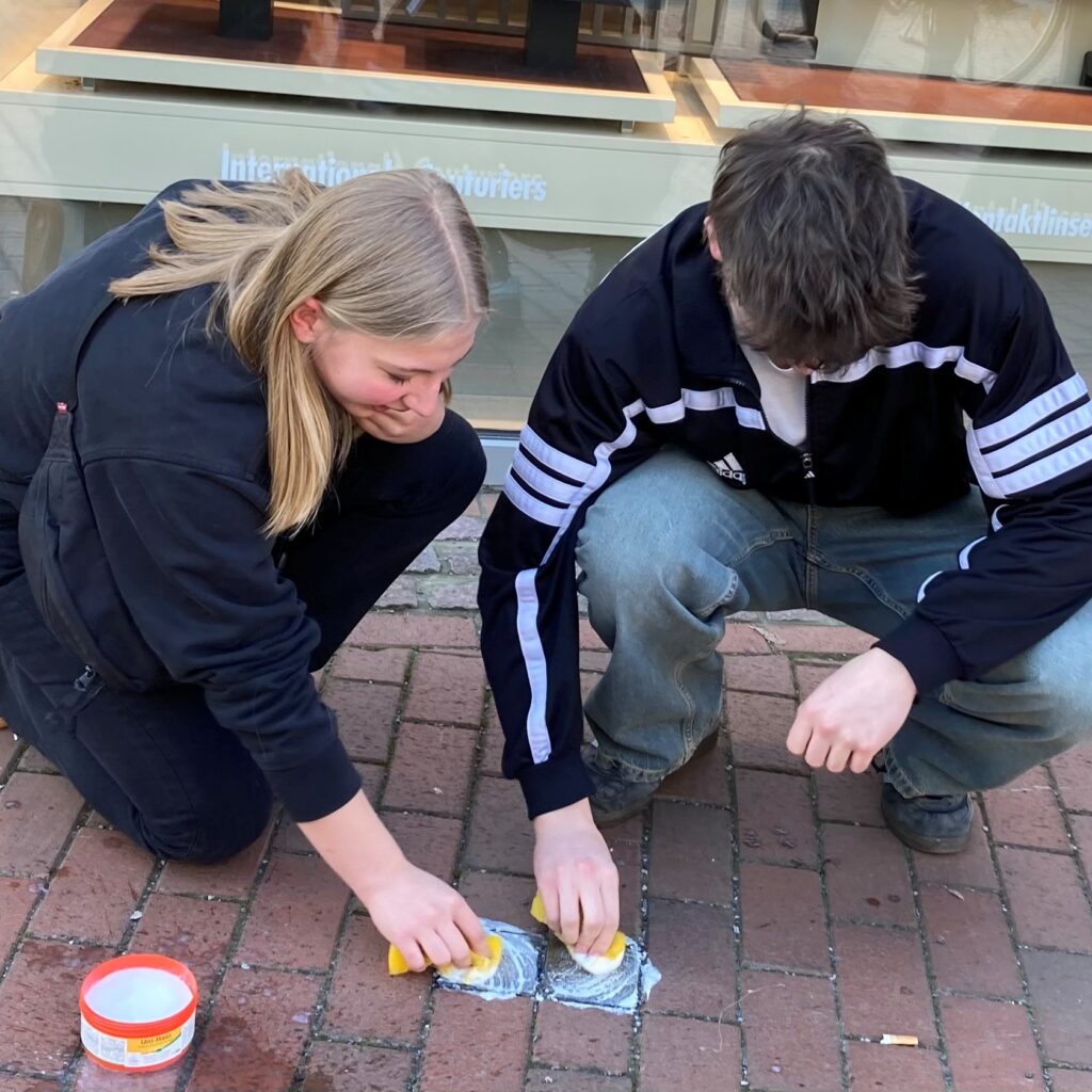 Schüler beim Reinigen der Stolpersteine