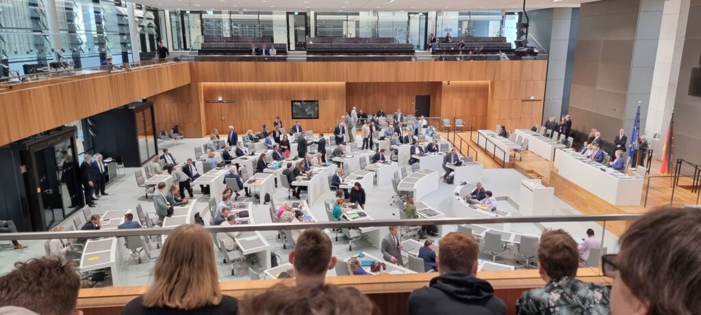 Berufliches Gymnasium der BBS Burgdorf bei Plenarsitzung im Nds. LT