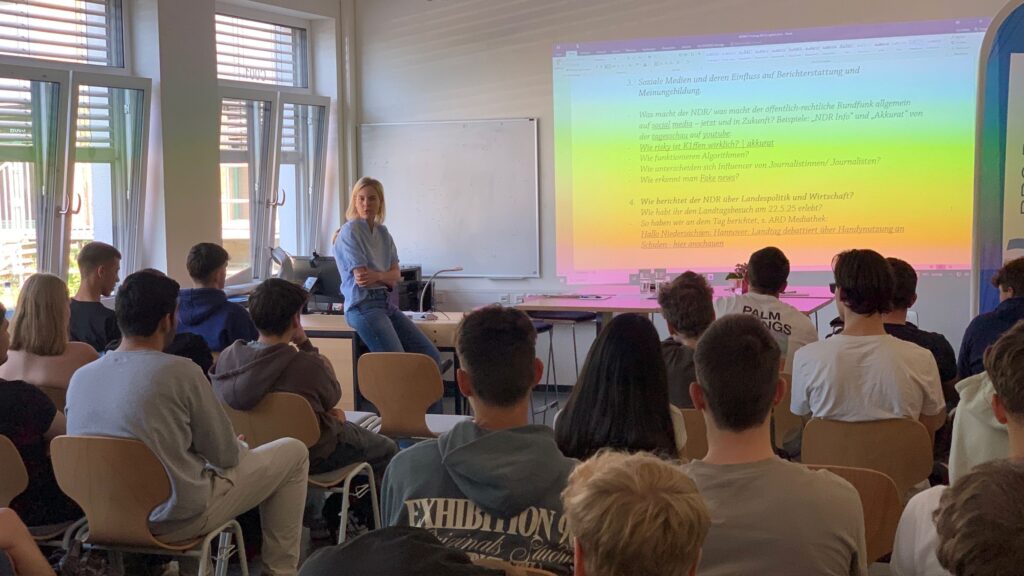 Frau Deutskens beim Vortrag an der BBS Burgdorf