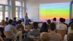 Frau Deutskens beim Vortrag an der BBS Burgdorf