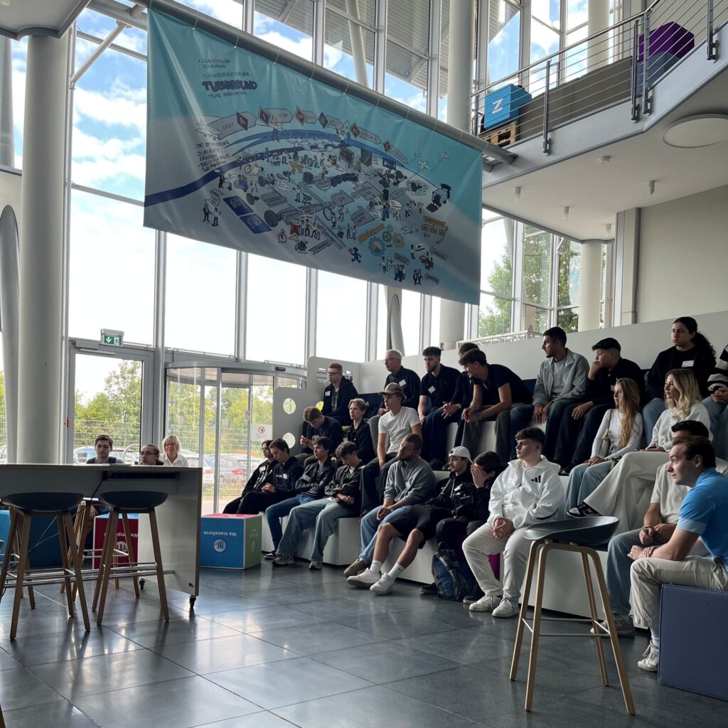 BBS Burgdorf beim Vortrag bei der MTU