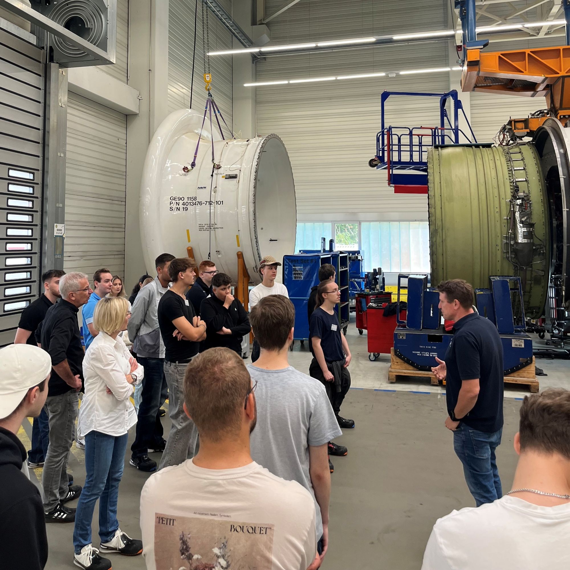 Schüler der BBS Burgdorf bei der MTU-Führung