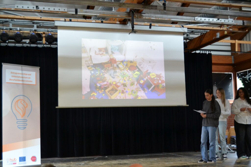 Schüler der BFW25D bei Präsentation