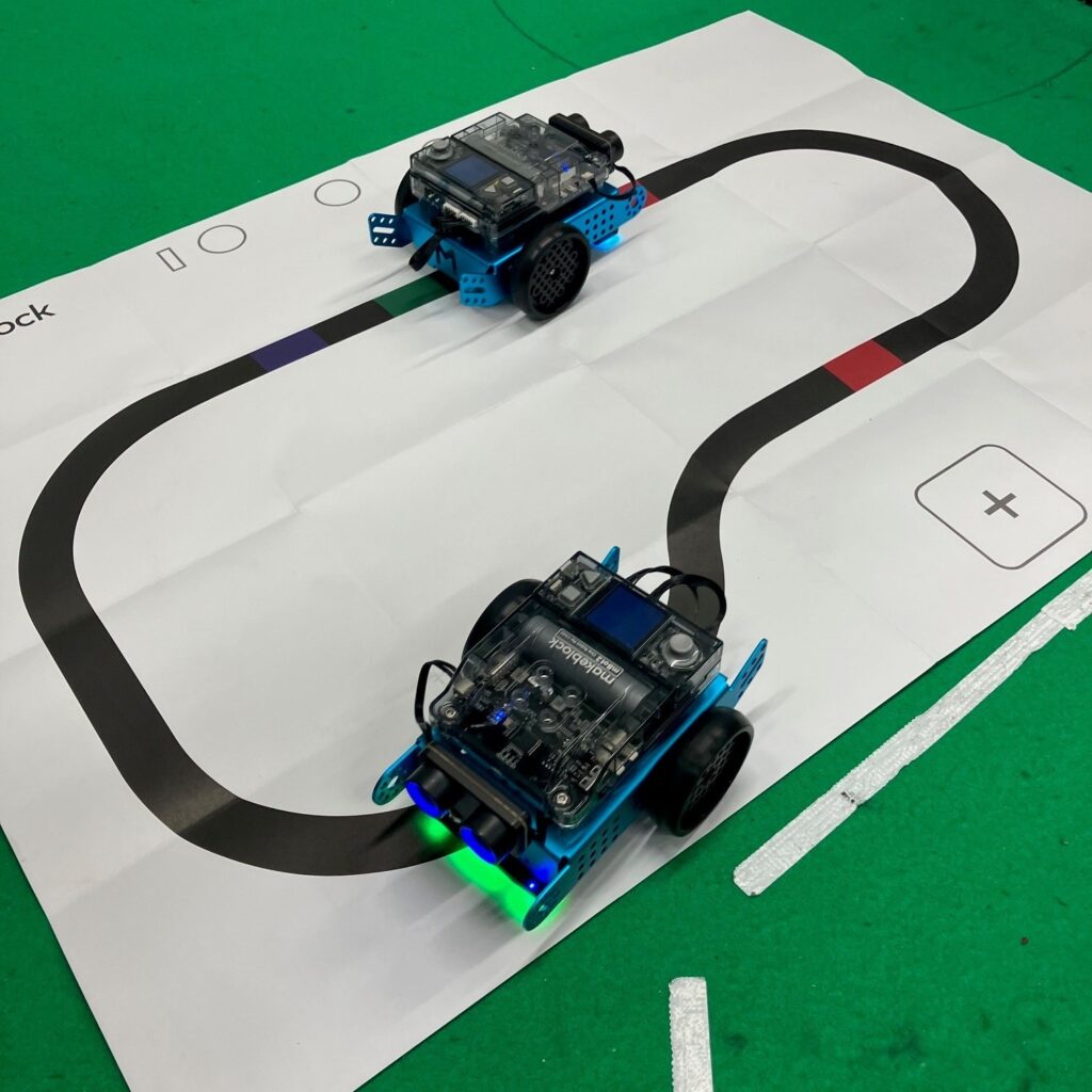 BGT der BBS Burgdorf programmieren fahrbare Roboter bei Roberta in Hannover