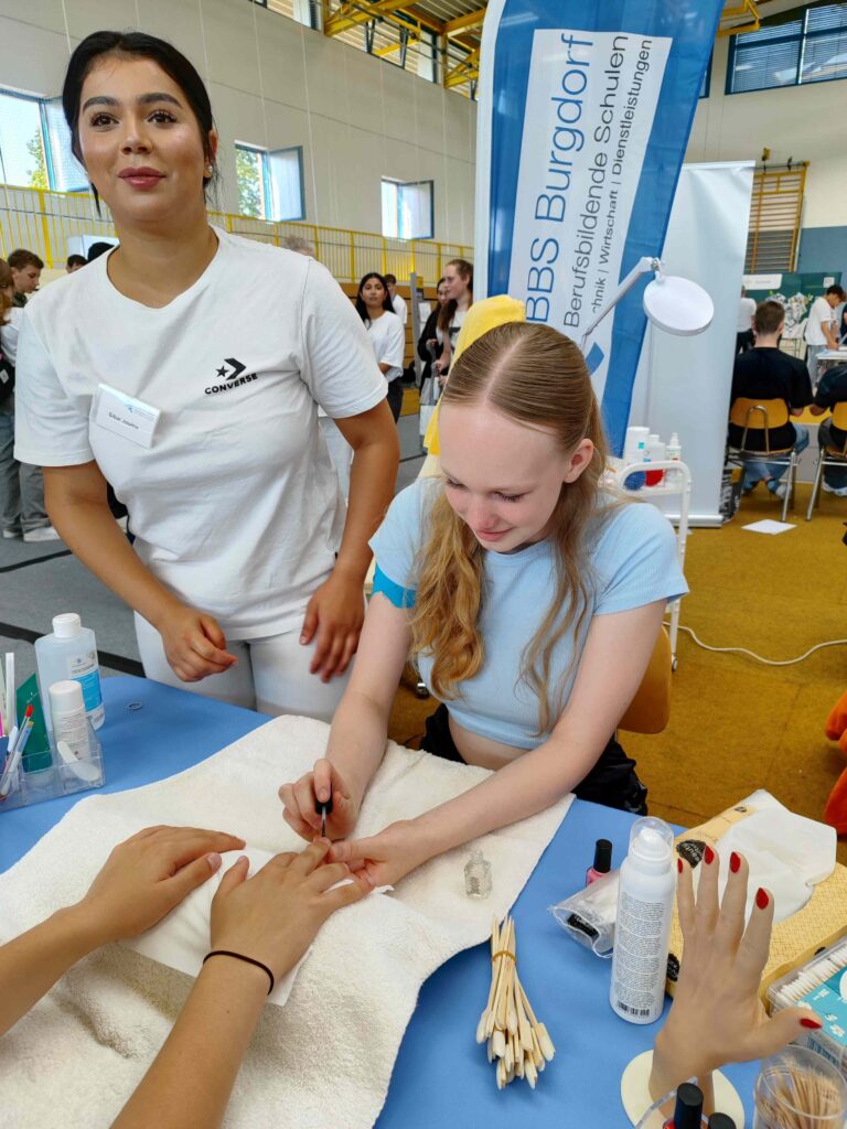 Fingernägel lackieren