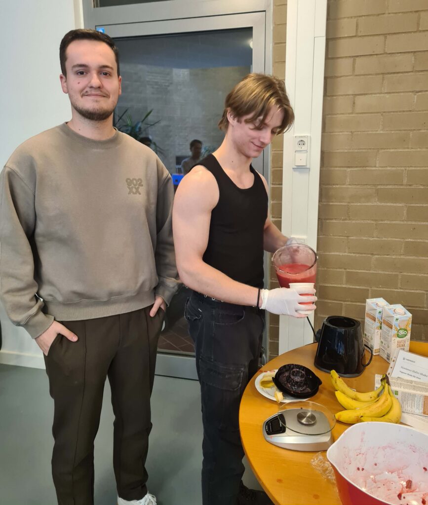 Schüler stellen Säfte und Smoothie her