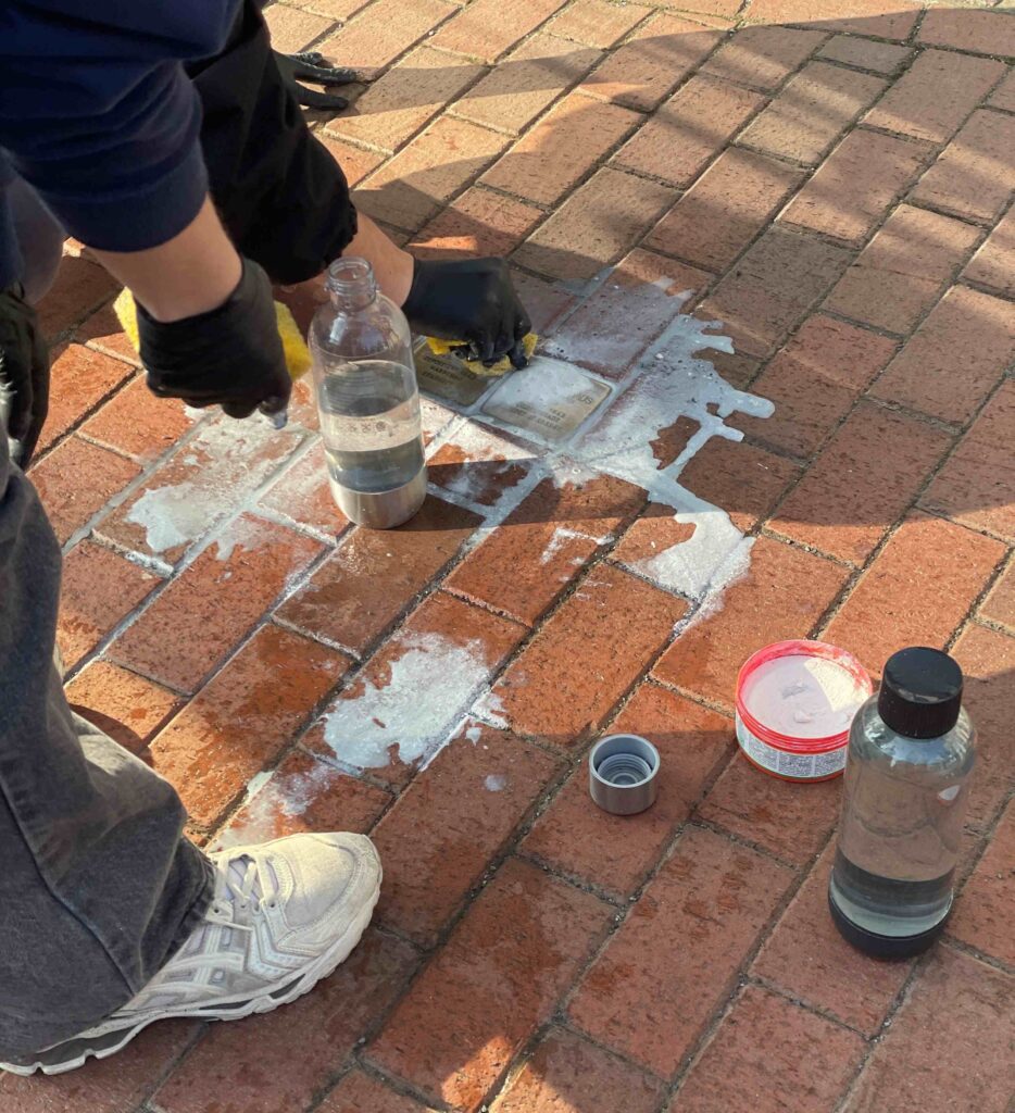 Putzaktion der Stolpersteine