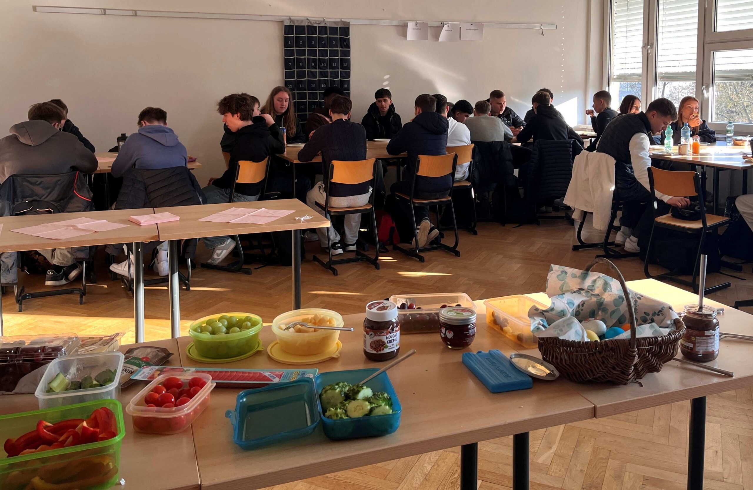 Schüler beim Frühstück